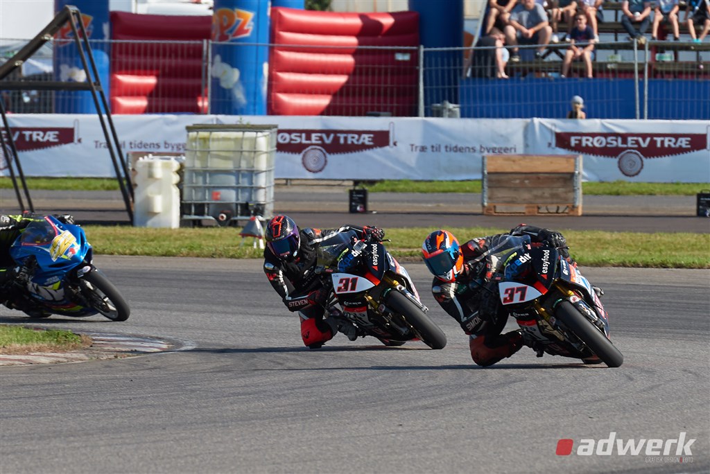 Teamets 2 kørere brødrene Steven og Simon Tirsgaard kørte som sædvanlig på deres BMW S 1000 RR - maskiner.
(Foto: Adwerk.dk)